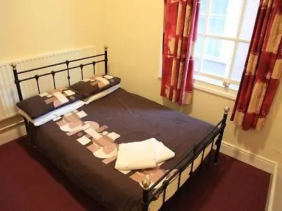 Kinlay House بيت شباب