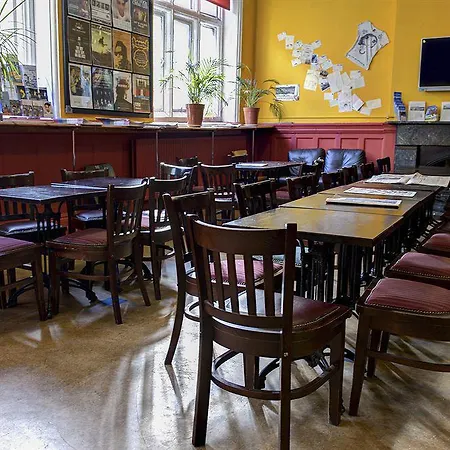 بيت شباب Kinlay House *